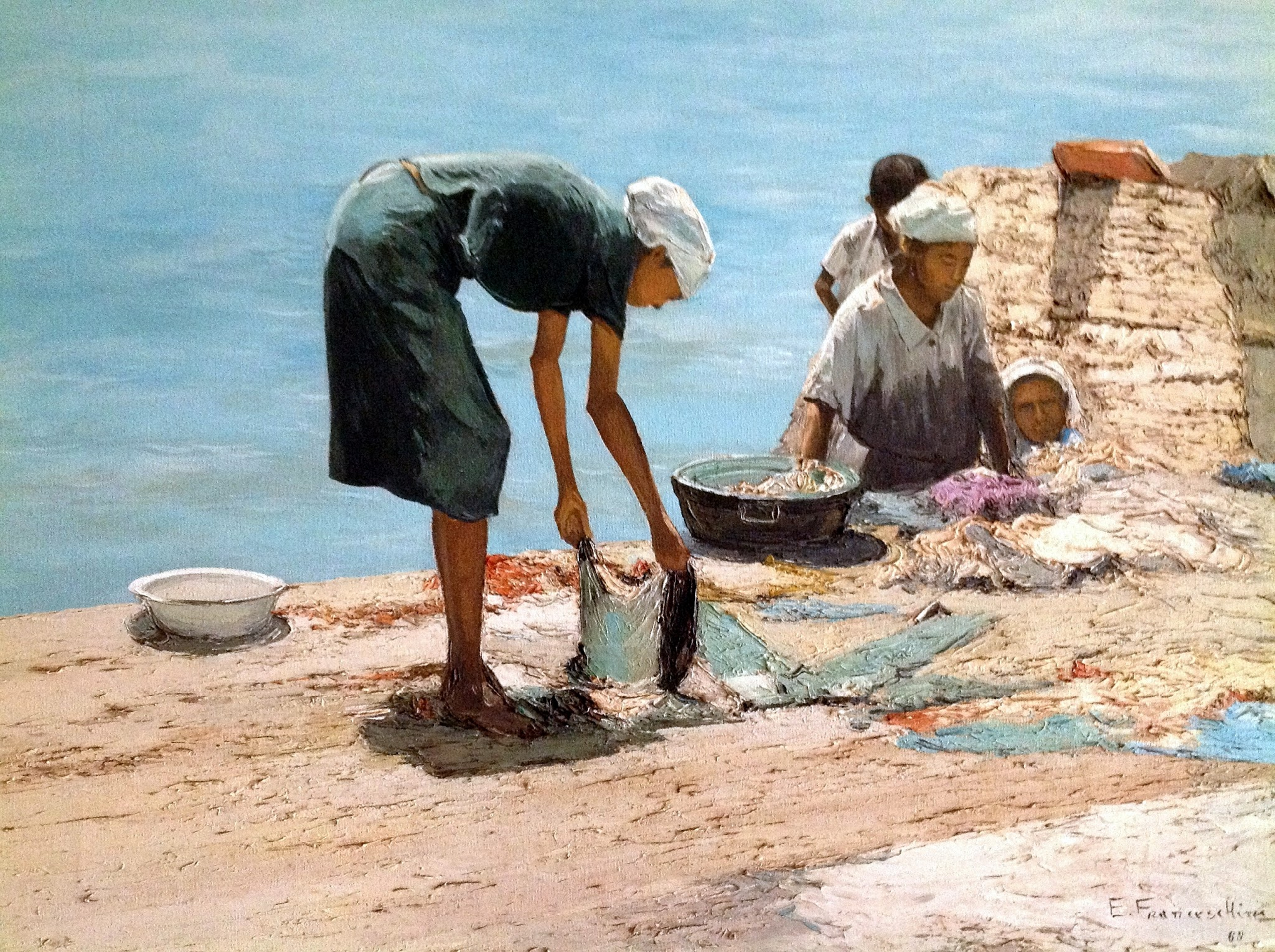 Lavando — Duas figuras lavam roupas à beira d’água, junto a uma estrutura de tijolos.
